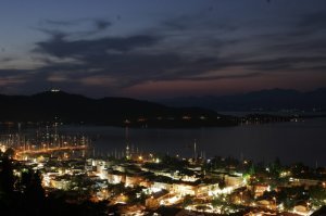 Fethiye bij nacht