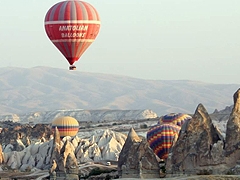 Meer+toeristen+bezoeken+Cappadoci%C3%AB+in+Turkije
